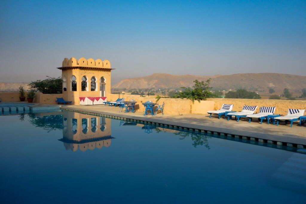 Алвар: Neemrana's - Hill Fort - Kesroli