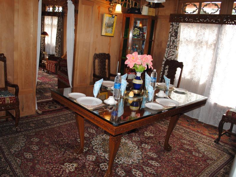 Шринагар: Texas Houseboats