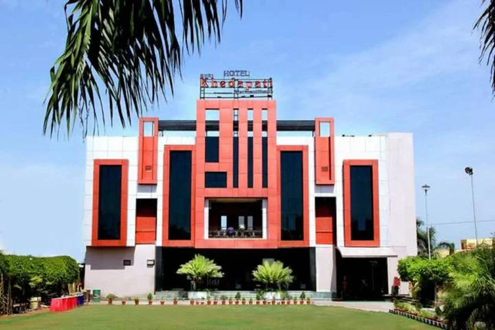 Девас: Hotel Shri Khedapati International