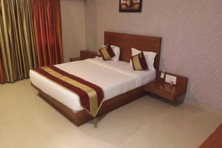 Девас: Hotel Shri Khedapati International