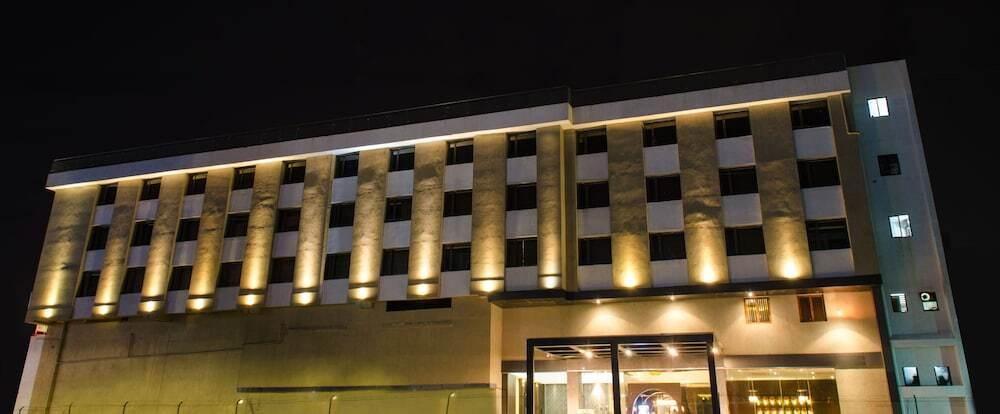 Хинджевади: Hotel Lxia