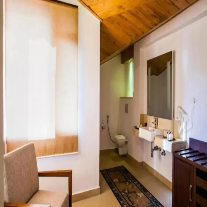 Пеллинг: The Chumbi Mountain Retreat