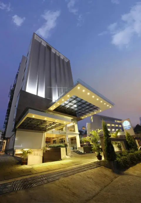 Коччи: Ginger Kochi MG Road