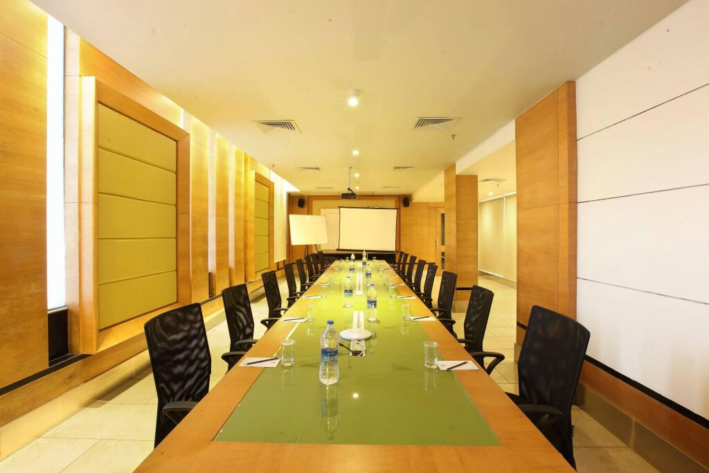 Коччи: Ginger Kochi MG Road