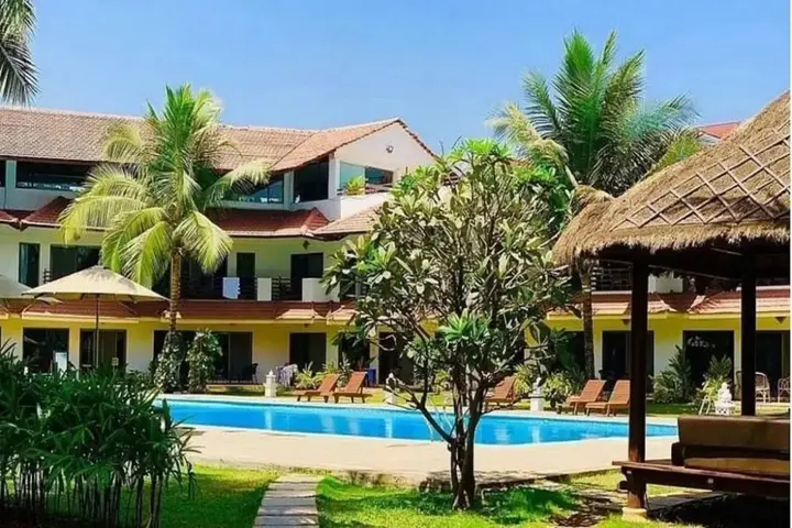 Киим: U Tropicana