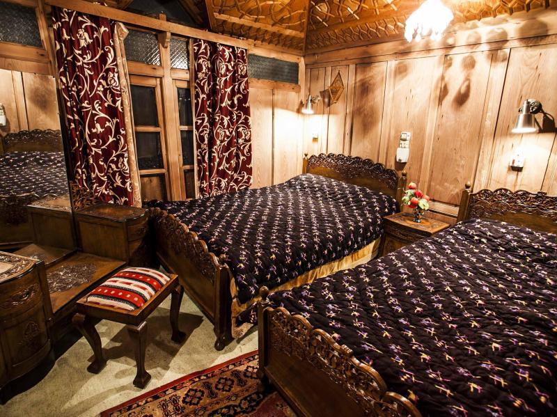 Шринагар: Humayun Palace Houseboat