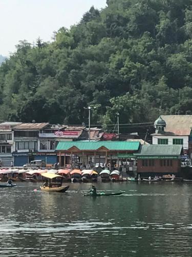 Шринагар: Humayun Palace Houseboat