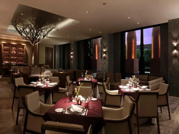 Нью-Дели: The Roseate New Delhi