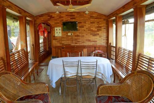 Кумараком: Backwater Retreat House Boats