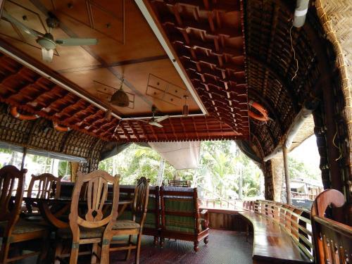 Кумараком: Backwater Retreat House Boats