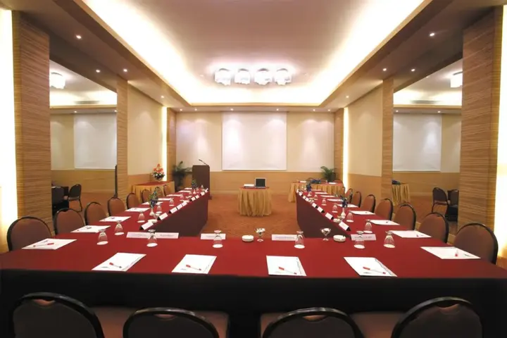 Мумбаи: The Retreat Hotel & Convention Centre