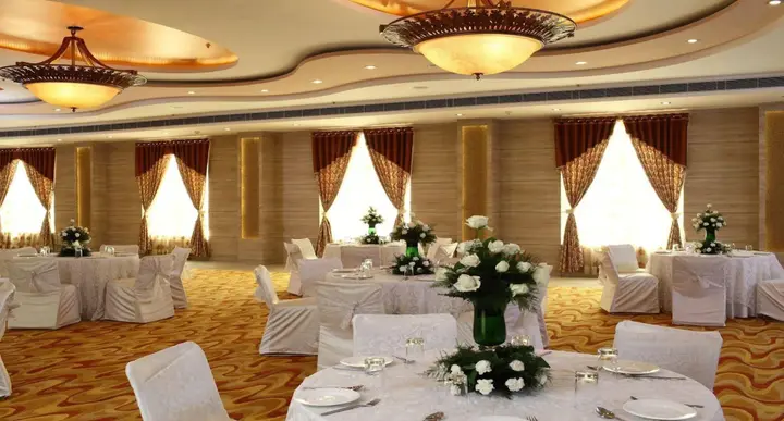 Вриндаван: Nidhivan Sarovar Portico Vrindavan