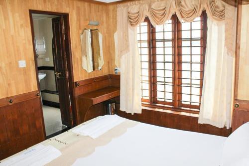 Аллеппи: Pournami Houseboats