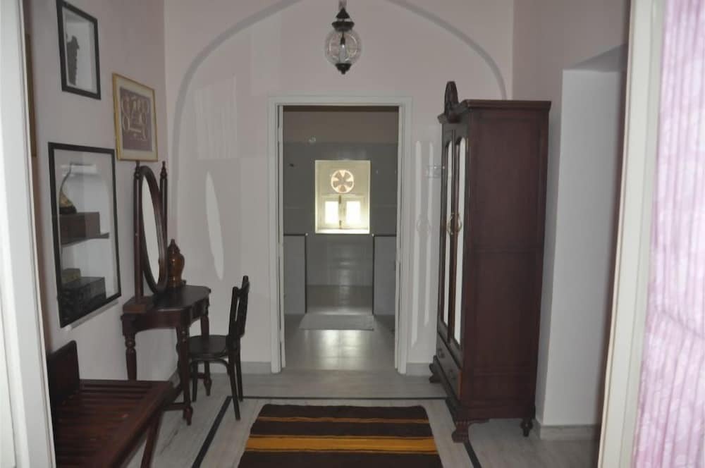 Сикар: Castle Khandela