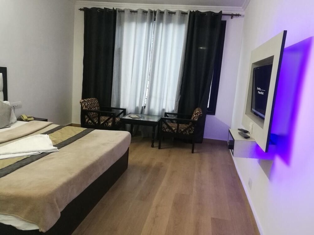 Манали: Hotel Whispering River by ADB Rooms
