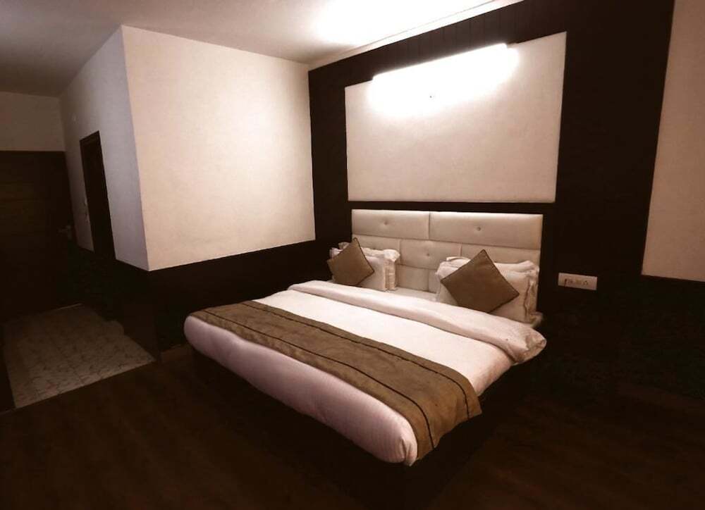 Манали: Hotel Whispering River by ADB Rooms
