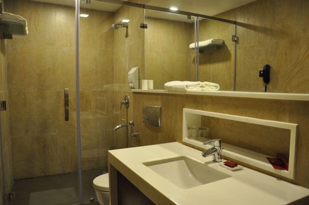 Ченнаи: La Woods Hotel