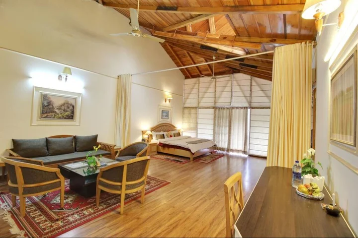 Наинитал: Hotel Neelesh Inn - A Luxury Lake View Hotel (20 kms from Nainital)