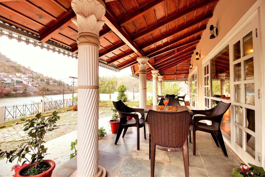 Наинитал: Hotel Neelesh Inn - A Luxury Lake View Hotel (20 kms from Nainital)