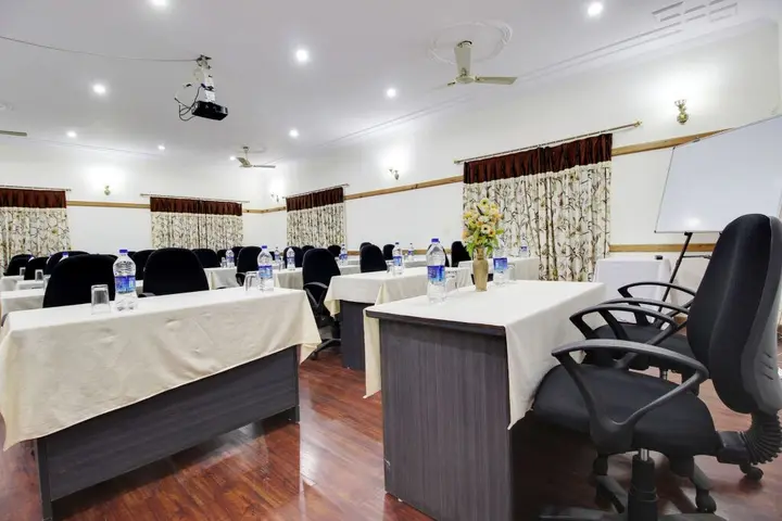 Наинитал: Hotel Neelesh Inn - A Luxury Lake View Hotel (20 kms from Nainital)