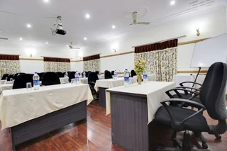 Наинитал: Hotel Neelesh Inn - A Luxury Lake View Hotel (20 kms from Nainital)