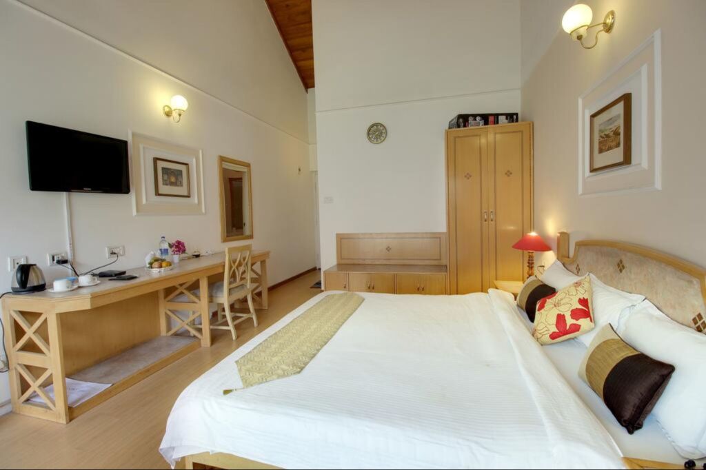 Наинитал: Hotel Neelesh Inn - A Luxury Lake View Hotel (20 kms from Nainital)