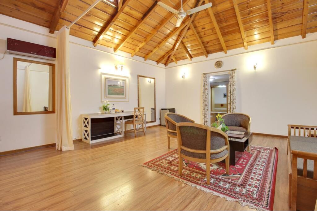 Наинитал: Hotel Neelesh Inn - A Luxury Lake View Hotel (20 kms from Nainital)