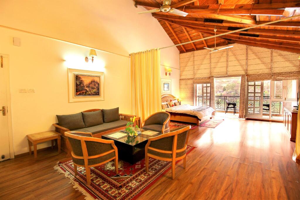 Наинитал: Hotel Neelesh Inn - A Luxury Lake View Hotel (20 kms from Nainital)