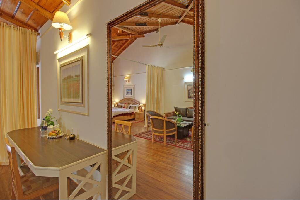 Наинитал: Hotel Neelesh Inn - A Luxury Lake View Hotel (20 kms from Nainital)
