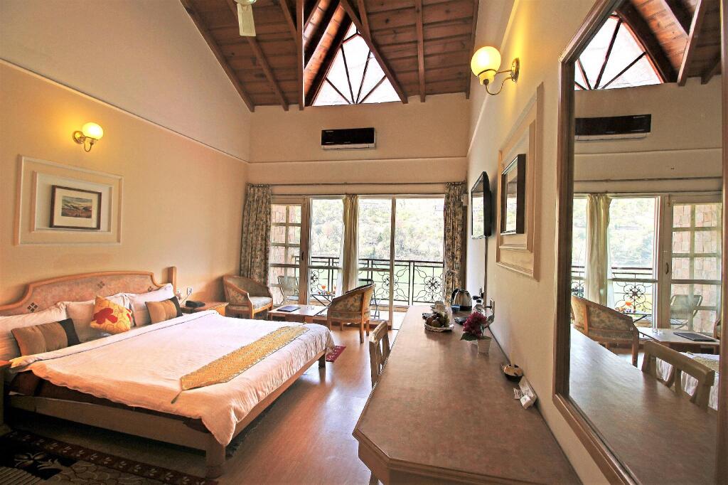 Наинитал: Hotel Neelesh Inn - A Luxury Lake View Hotel (20 kms from Nainital)
