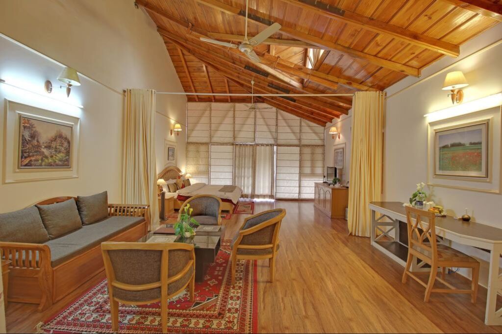 Наинитал: Hotel Neelesh Inn - A Luxury Lake View Hotel (20 kms from Nainital)