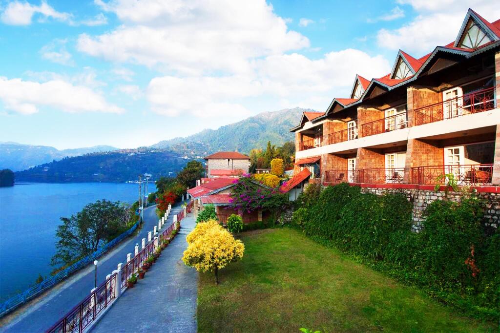 Наинитал: Hotel Neelesh Inn - A Luxury Lake View Hotel (20 kms from Nainital)