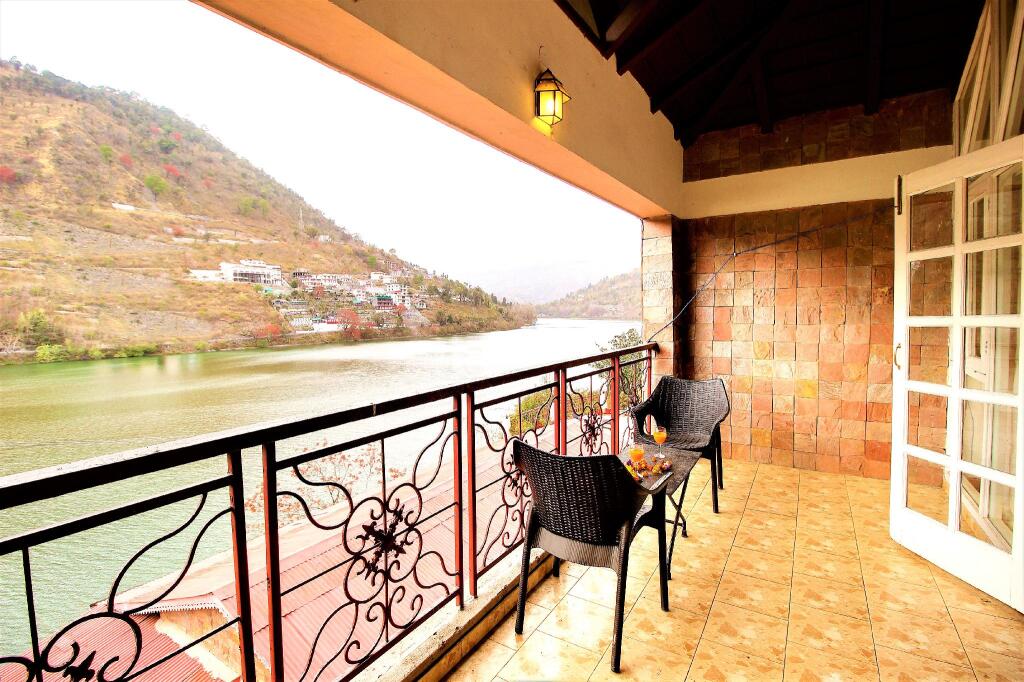 Наинитал: Hotel Neelesh Inn - A Luxury Lake View Hotel (20 kms from Nainital)