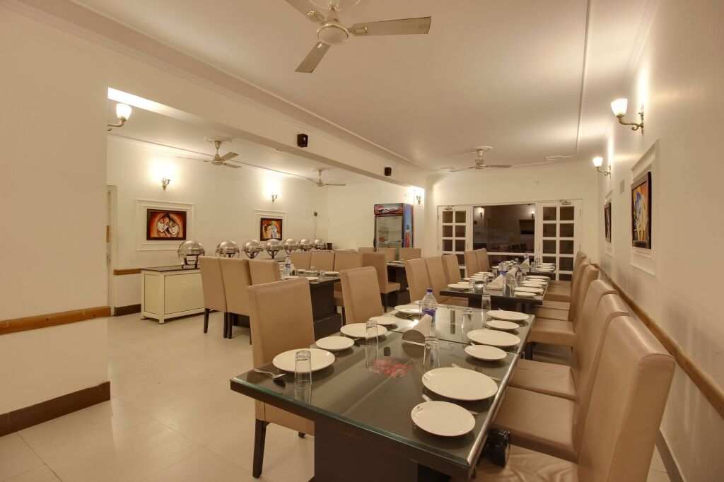 Наинитал: Hotel Neelesh Inn - A Luxury Lake View Hotel (20 kms from Nainital)