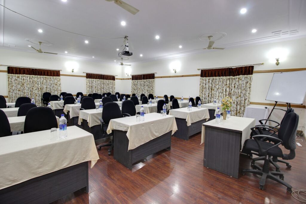 Hotel Neelesh Inn - A Luxury Lake View Hotel (20 kms from Nainital) — фото 6