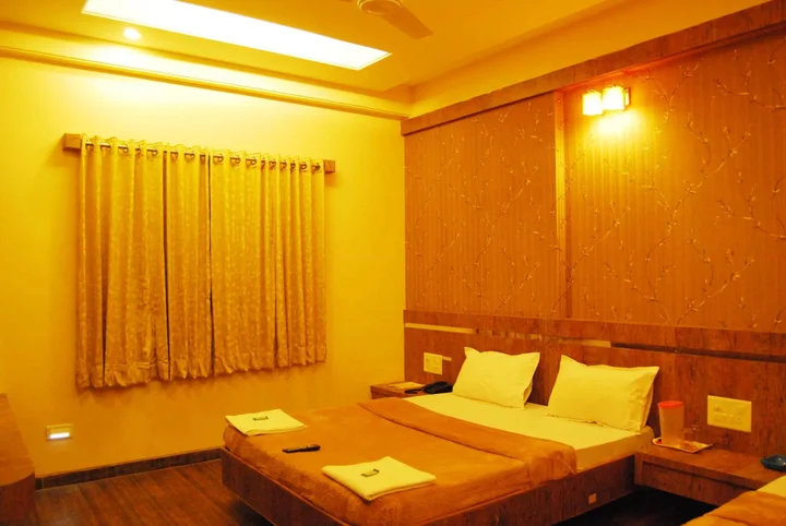 Ширди: Hotel Lee Grand