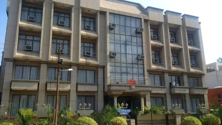Нойда: Surya Palace