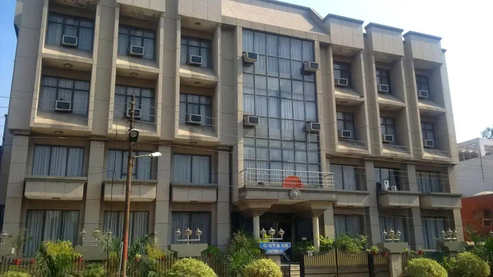 Нойда: Surya Palace