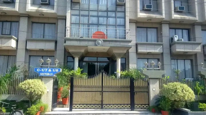 Нойда: Surya Palace