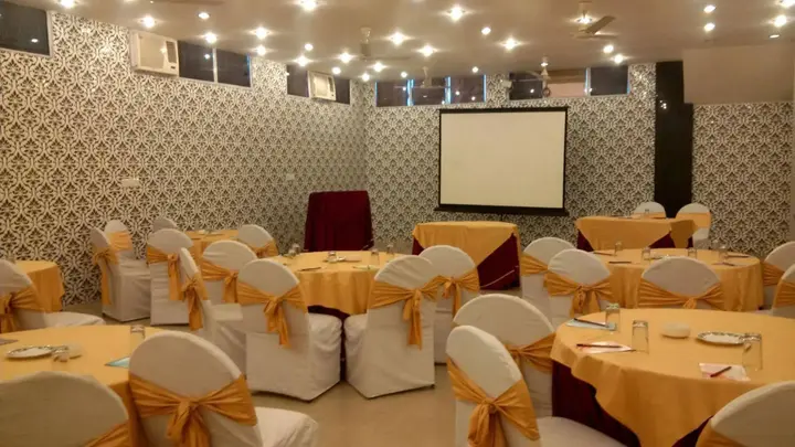 Нойда: Surya Palace