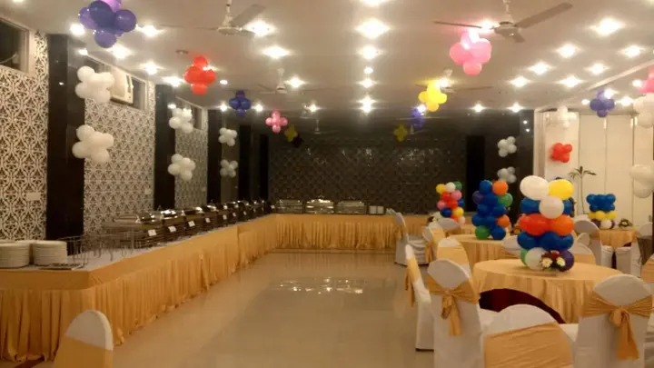 Нойда: Surya Palace