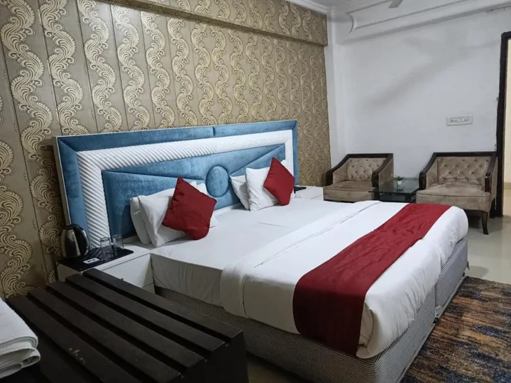 Нойда: Surya Palace
