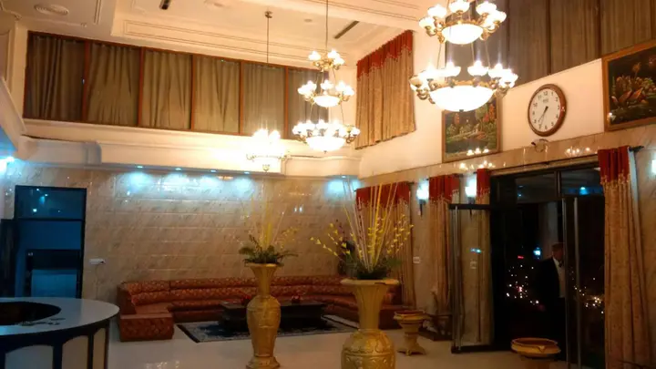 Нойда: Surya Palace
