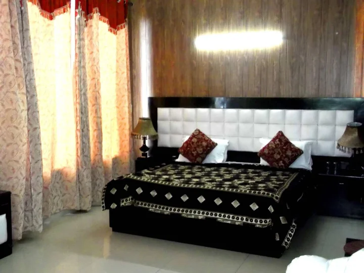 Нойда: Surya Palace