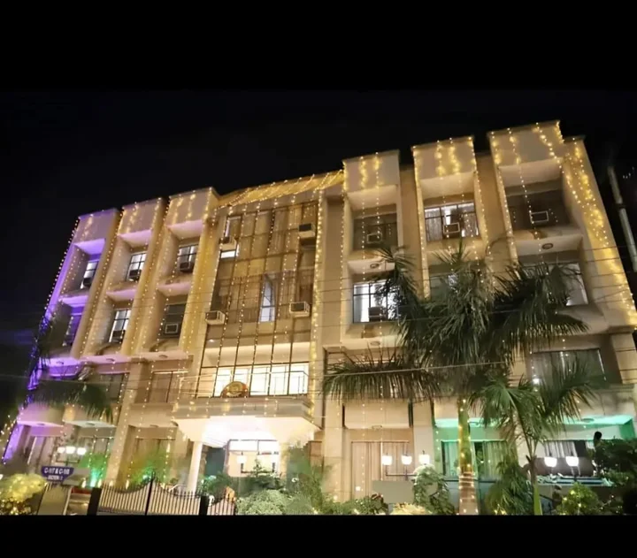 Нойда: Surya Palace