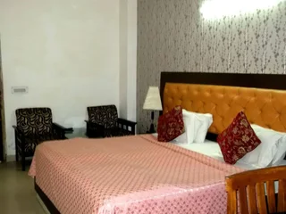 Нойда: Surya Palace