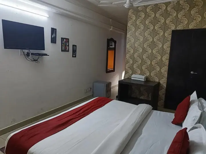 Нойда: Surya Palace