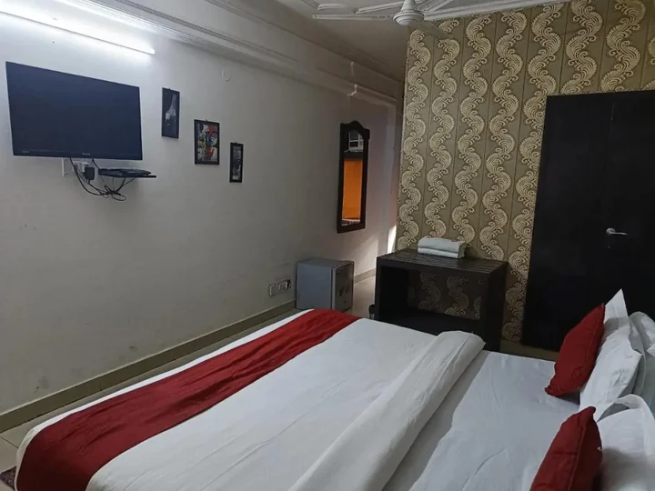 Нойда: Surya Palace