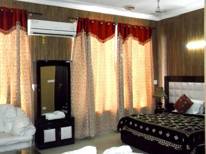 Нойда: Surya Palace