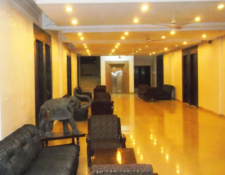 Нойда: Surya Palace